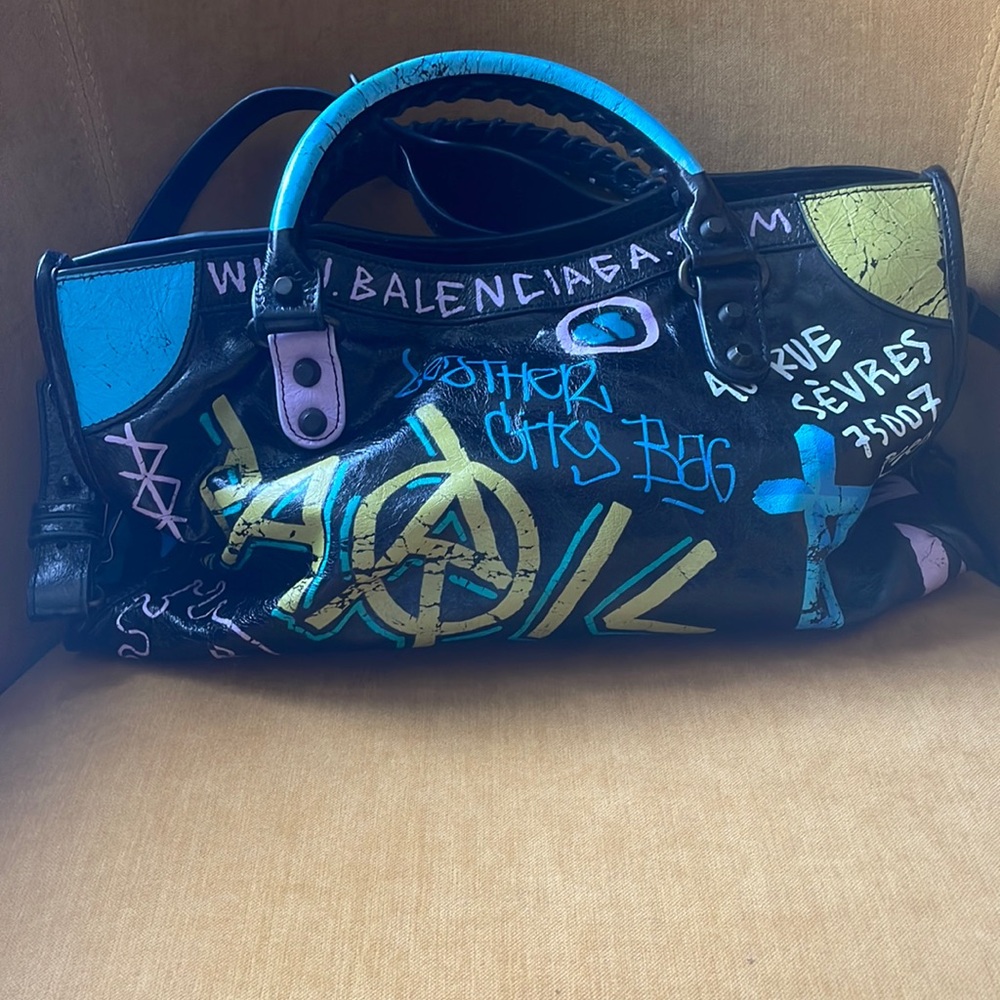 Barely used, in perfect condition Balenciaga city graffiti bag!
